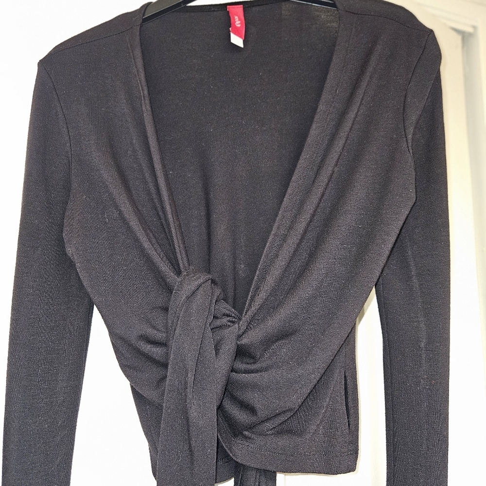 REDD WOMEN'S SMALL BLACK STRETCH WRAP AROUND TOP. LONG BELL SLEEVE. MANY WAYS.